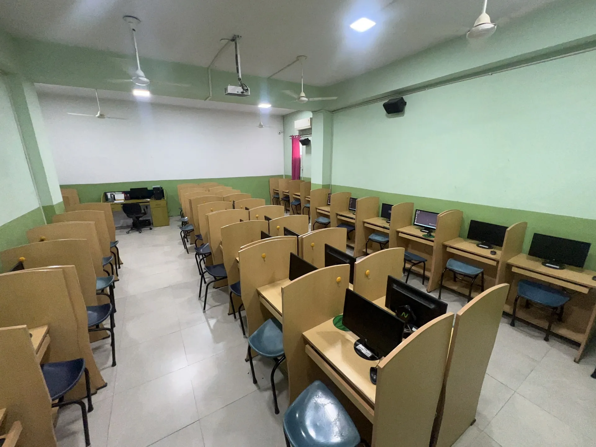 Computer Lab, Science Lab — photo 16